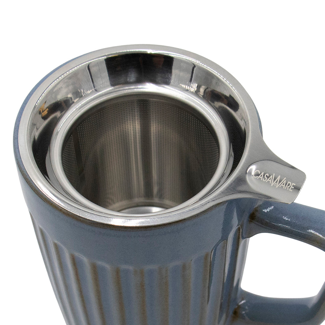 A Cornflower Stoneware Tea Mug Infuser with a stainless steel infuser and CASAWARE lid, ideal for enjoying your favorite tea.